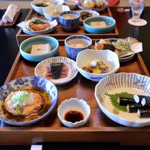 ごま豆腐 れんこんの磯辺揚げ 菊の花 シメジ 大根おろしの和