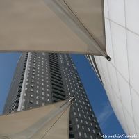 屋外プールのプールサイドのトランザットに寝転んで空を見上げる