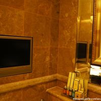 バスルームにはテレビ、アメニティはロクシタン。