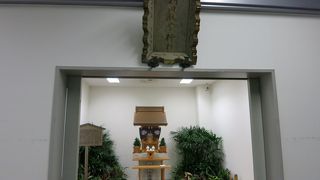 閉所で監視カメラもある神社