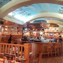 ギターが壁にかかってます。