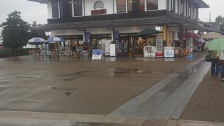 おみやげ屋などが屋敷風に再現されている