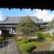 中央が本堂。左側にお地蔵さん。