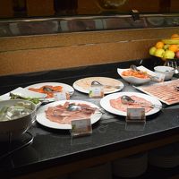 朝食。ハムの種類が多い。