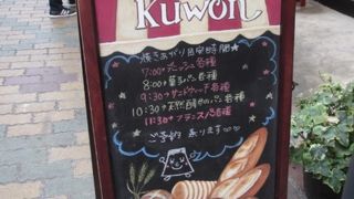 一見普通のパンやさんですが