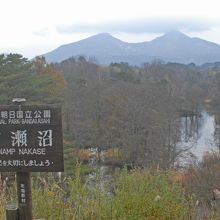 磐梯山を背景に