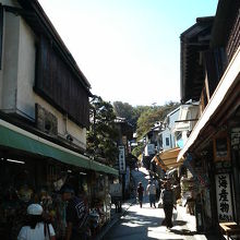江島神社の階段まで続く古風な商店街。道幅狭いので混みます。