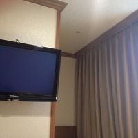 TVの奥の空間にはベッドがあります
