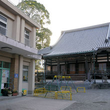 西法寺境内　左は幼稚園の建物