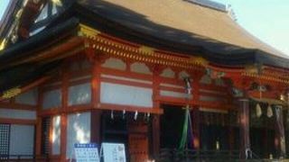 朱色の立派な建物