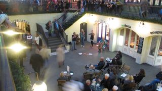 様々なアトラクションがあり、活力に満ちた場所！