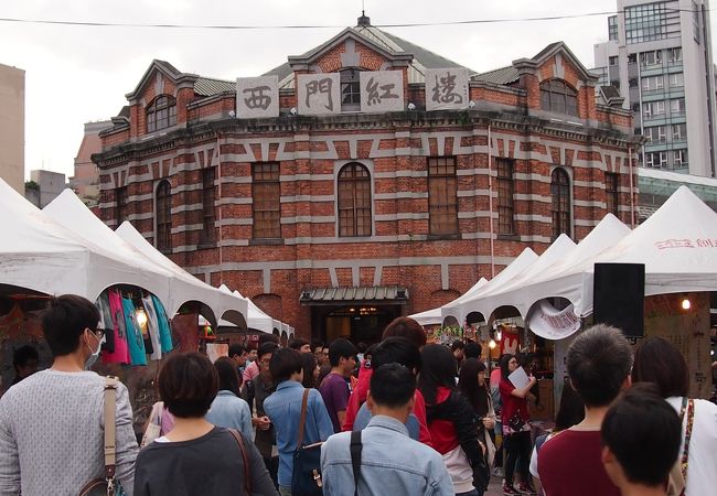 昼間も沢山の人で