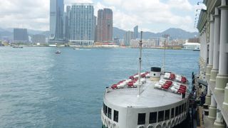 船の上から香港のスカイラインの変遷を楽しむ