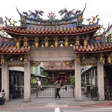 台北でも古くからのお寺で日本の観光客も必ず訪れるお願い事のメ