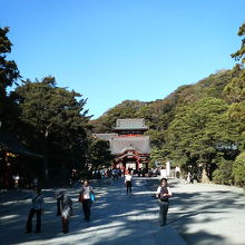 幅の広い長い参道と大石段の先に本宮があります。