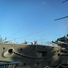 艦首には日本の菊門が金色に輝きます。