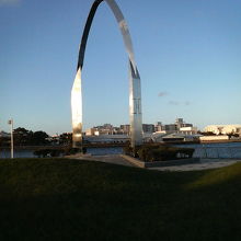 戦艦の奥には海景色を眺められるベンチや芝生などもあります。