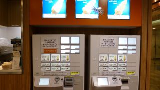 アンテナショップ一番の賑わい