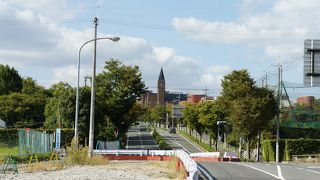 大きな丘陵の上いっぱいに、施設が立ち並んで、ちょっと壮観