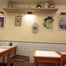 白が基調の店内