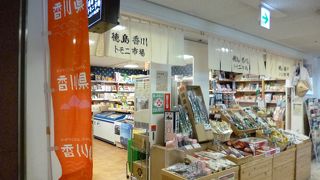 有名なのは、すだちと讃岐うどん