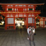 町中にある朱塗りの神社。