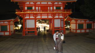 町中にある朱塗りの神社。