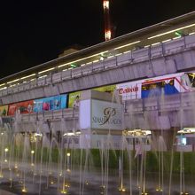 奥にあるのがＢＴＳサイアム駅です