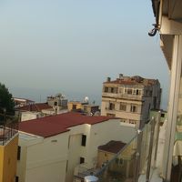 最上階（半分屋上）とレストラン屋内部分（右端）