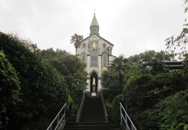 天主堂への階段を上って行くと…