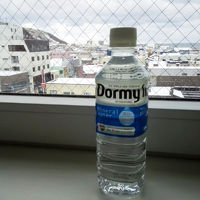 ドーミーイン印の北海道のお水。500ml 100円なり。