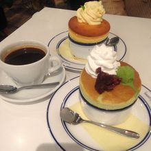 手前、抹茶スフレ、奥、パンプキンスフレ