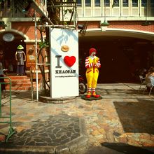 カオサン通りのマクドナルド。