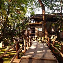 庭の木橋を渡ると、お隣の小田野家へ・・・