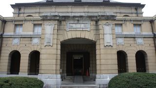 現役の官公庁建物としては日本最古のもの。