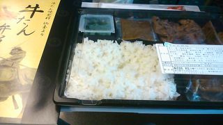 駅構内の利久。弁当もあるので新幹線内でいただけました