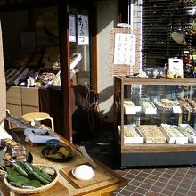 お店の入り口そばです。