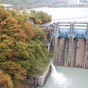 紅葉の中に溶け込む高遠ダム