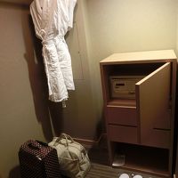 服をかけるハンガーもあってさりげなく便利。ガウンもあり。