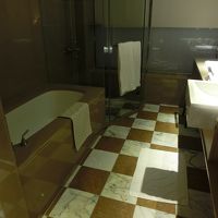 手前の左側にトイレがあります