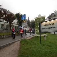 ホテルの前は城から降りてきた人が多く歩いている。