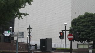 横浜の山下公園の道を挟んだ側にあるホール