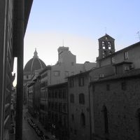 部屋の窓から少し乗り出して…