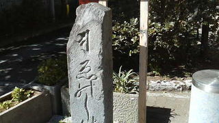 江の島への商店街沿いに残る参詣者のための道標