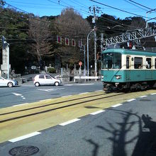 お寺の横を江ノ電が走る音が聞こえます。