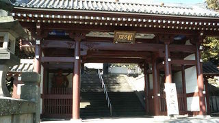 江ノ電が走る線路沿いに建つお寺