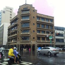 台南市中心部にあり、対角線上に旧勧業銀行支店が位置する。