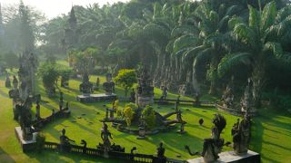 噂通りの奇怪な仏像が並ぶ！とっても興味深いパーク？