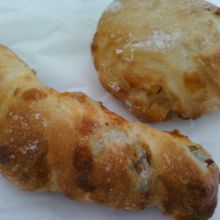 ごぼうパンとりんごパンです。