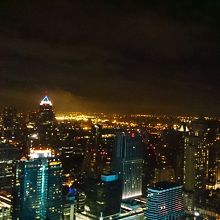 地上55階のオープンエアバーからの眺めは最高です。